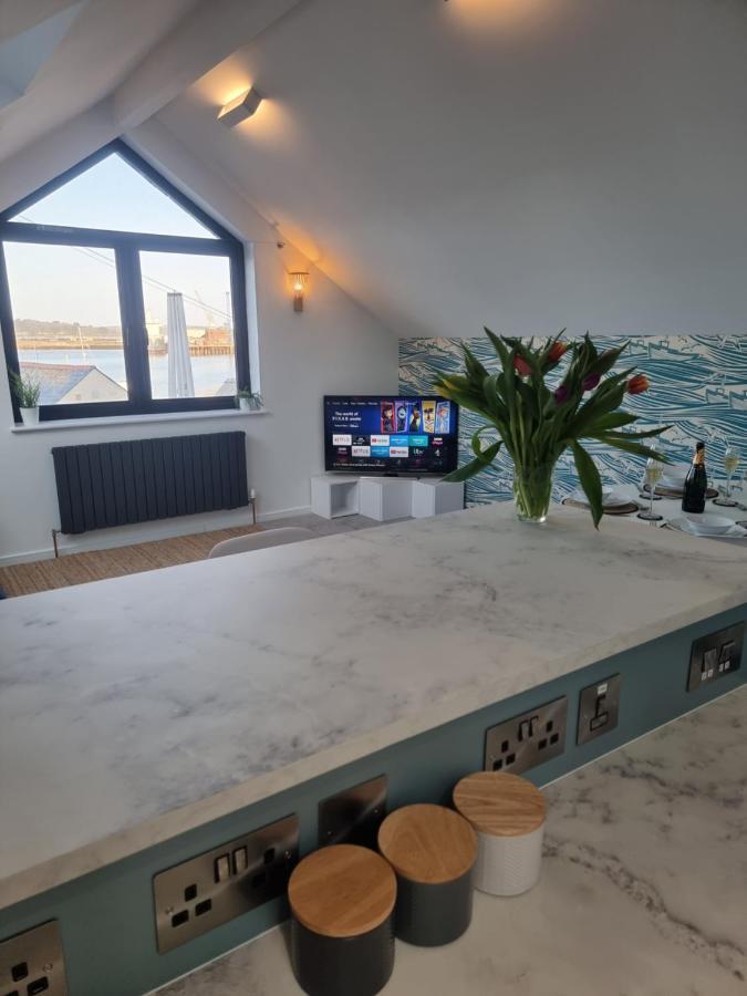 The Bunker-Luxe Central Falmouth Getaway With Stunning Sea Views Luaran gambar